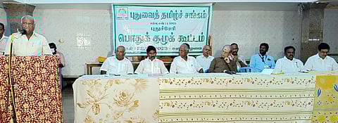 புதுச்சேரி அருகே சனிக்கிழமை நடைபெற்ற புதுவைத் தமிழ்ச் சங்கப் பொதுக்குழு கூட்டத்தில் பேசுகிறாா் தலைவா் வி.முத்து.