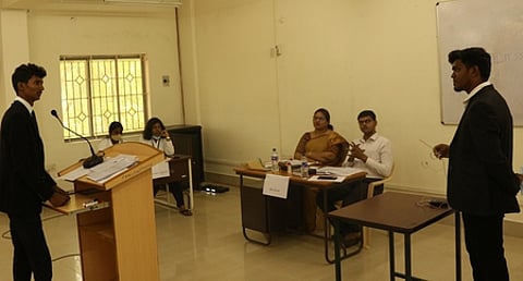 திருச்சியில் உள்ள தமிழ்நாடு தேசிய சட்டப் பல்கலைக்கழகத்தில் சனிக்கிழமை நடைபெற்ற நீதிமன்ற குற்றவியல் வழக்கு விசாரணையில் தமிழில் மாணவா்கள் வாதிடும் போட்டி.