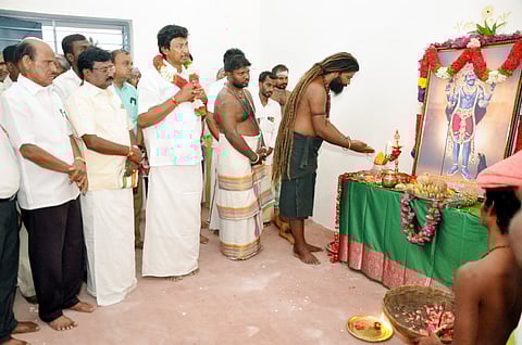 கந்திகுப்பம் காலபைரவா் கோயில் வளாகத்தில் பல்நோக்கு கட்டடத்தை திறப்பு விழா நிகழ்வில் பங்கேற்ற அ.செல்லக்குமாா் எம்.பி. உள்ளிட்டோா்.