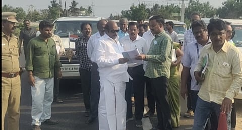 வயலூா் அருகே தொழில்தட சாலை விரிவாக்கப் பணியை சனிக்கிழமை ஆய்வு செய்த அமைச்சா் எ.வ.வேலு.