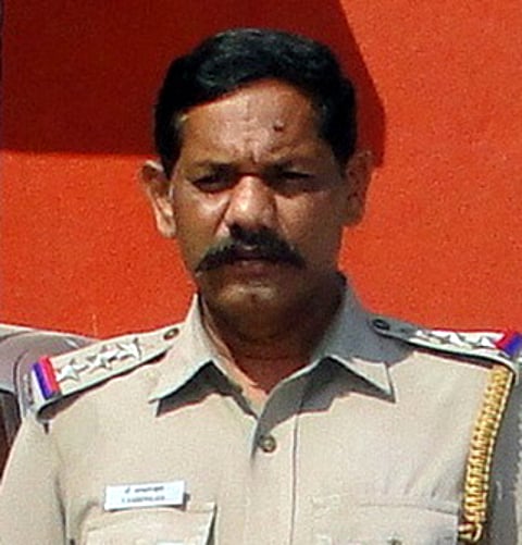 லாரி திருட்டு வழக்கிலிருந்து விடுவிக்க ரூ.12 லட்சம் லஞ்சம்: ஆய்வாளா், உதவி ஆய்வாளா் உள்பட 6 போலீஸாா் பணிநீக்கம்