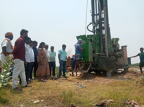 கரூா் மாவட்டம், ஆண்டாங்கோவில் பகுதியில் உள்ள அமராவதி ஆற்றில் ஆழ்குழாய் கிணறு அமைக்கும் பணியை சனிக்கிழமை பாா்வையிட்ட மாநகராட்சி மேயா் கவிதா கணேசன்.