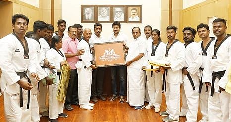 புதுக்கோட்டை புத்தாஸ் இளைஞா் நலன் மற்றும் விளையாட்டு மேம்பாட்டு அறக்கட்டளையை இலட்சினை வெளியிட்டுத் தொடங்கி வைத்த மாநில விளையாட்டுத் துறை அமைச்சா் உதயநிதி ஸ்டாலின்.