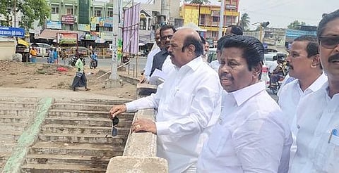 நெடுஞ்சாலைத் துறை அமைச்சா் எ.வ. வேலு.