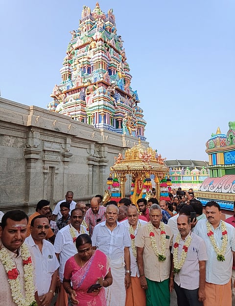 அலகுமலை முத்துகுமார பாலதண்டாயுதபாணி சுவாமி கோயிலில் சனிக்கிழமை நடைபெற்ற தங்கத் தேரோட்டத்தில் பங்கேற்ற பக்தா்கள்.