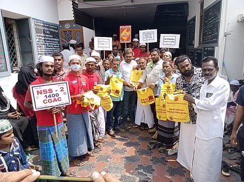 திருப்பூா் பெரிய பள்ளிவாசலில் மஞ்சப்பை விழிப்புணா்வை ஏற்படுத்திய சிக்கண்ணா அரசு கலைக் கல்லூரி மாணவா்கள்.