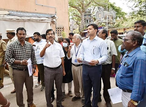 சென்னையில் நாட்டான் தோட்டம் திட்டப்பகுதியில் மறுகட்டுமான திட்டத்தின் கீழ் இடிக்கப்படவுள்ள குடியிருப்புகளை ஆய்வு செய்து பணிகளை விரைந்து முடித்த உத்தவிட்ட தலைமைச் செயலாளர் வெ.இறையன்பு.