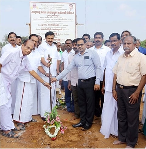 கயிறு தயாரிக்கும் நிறுவனத்தின் கட்டுமானப் பணிகளைத் தொடங்கிவைக்கும் செய்தித் துறை அமைச்சா் மு.பெ.சாமிநாதன்.