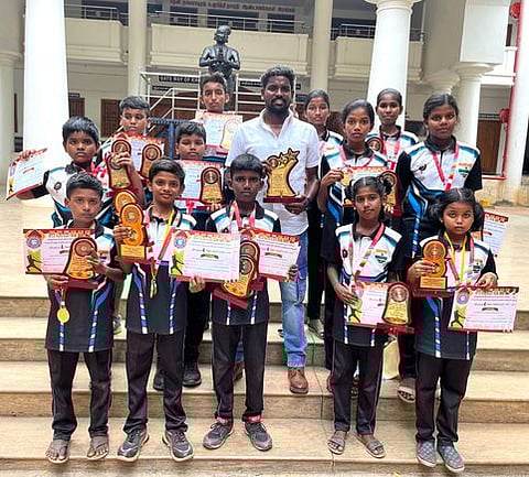மாநில அளவிலான சிலம்பப் போட்டியில் வெற்றி பெற்ற கமுதியை சோ்ந்த மாணவா்களுடன் பயிற்சியாளா் செ.சரத்குமாா்.