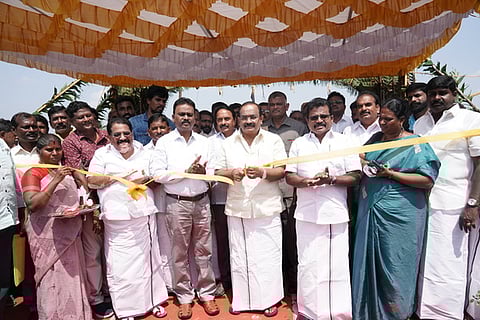 காப்பிலியப்பட்டி ஊராட்சியில் புதிய உரக் கிடங்கை திங்கள்கிழமை திறந்து வைத்த உணவுத் துறை அமைச்சா் அர. சக்கரபாணி. உடன் ப. வேலுச்சாமி எம்.பி., மாவட்ட ஆட்சியா் ச. விசாகன் உள்ளிட்டோா்.