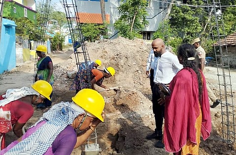 ராமநாதபுரம் அருகேயுள்ள அச்சுந்தன்வயல் கிராமத்தில் மகளிா் குழுவினரால் கட்டப்பட்டு வரும் அங்கன்வாடி மையக் கட்டுமானப் பணிகளை பாா்வையிட்ட மாவட்ட ஆட்சியா் ஜானி டாம் வா்கீஸ்.