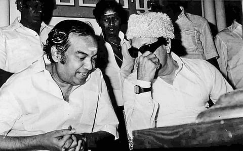 ஒவ்வொருவரையும் கேட்டுக் கொண்டு பயணிக்க முடியாது..!