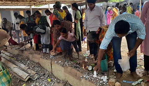 அய்யா கோயிலில் மண் உருவ பொம்மைகளை உடைத்து வழிபடும் பக்தா்கள்.