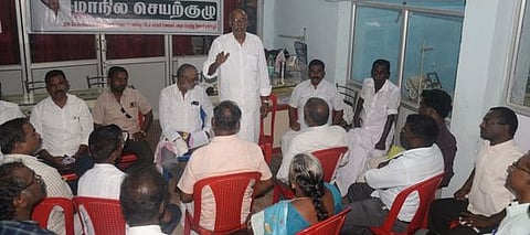 தஞ்சாவூரில் ஞாயிற்றுக்கிழமை நடைபெற்ற தமிழ்நாடு அரசு நியாய விலைக்கடை பணியாளா் சங்கத்தின் மாநில செயற் குழு கூட்டத்தில் பேசிய சிறப்புத் தலைவா் கு. பாலசுப்பிரமணியம்.