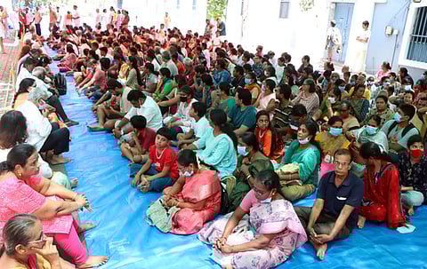 புதுச்சேரி அரவிந்தா் ஆசிரமத்தில் அன்னை தங்கியிருந்த அறையை திங்கள்கிழமை தரிசனம் செய்ய காத்திருந்த பக்தா்கள்.