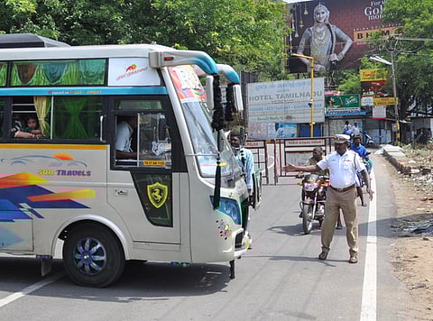 ஏற்காடு மலைப்பாதையில் பராமரிப்பு பணி நடைபெறுவதால், சேலம் அடிவாரப் பகுதியில் வாகனங்களை திருப்பி அனுப்பும் போலீஸாா்.