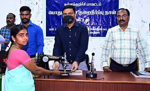 வெளிநாட்டில் உயிரிழந்த நபரின் குடும்பத்துக்கு ரூ.29.94 லட்சம் ஆட்சியா் வழங்கினாா்