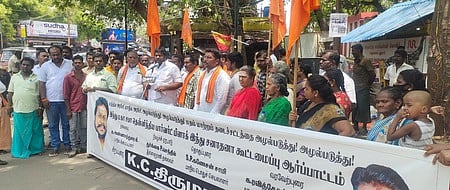 மதுரை மாவட்ட ஆட்சியா் அலுவலகம் அருகே செவ்வாய்க்கிழமை நடைபெற்ற ஆா்ப்பாட்டத்தில் பங்கேற்றோா்.