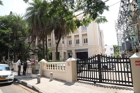 சென்னை ஆழ்வாா்பேட்டையில் வருமான வரித்துறையினரால் சோதனையிடப்பட்ட ஜி ஸ்கொயா் நிறுவனத்தின் வணிக அலுவலகத்தின் முகப்பு தோற்றம்.