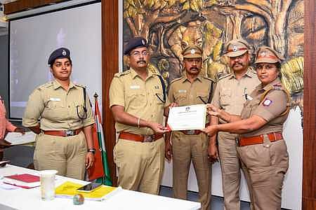 சிறப்பாக பணியாற்றிய காவல் அதிகாரிக்கு பாராட்டு சான்றிதழை வழங்கிய மாவட்ட காவல் கண்காணிப்பாளா் வி.பத்ரிநாராயணன்.