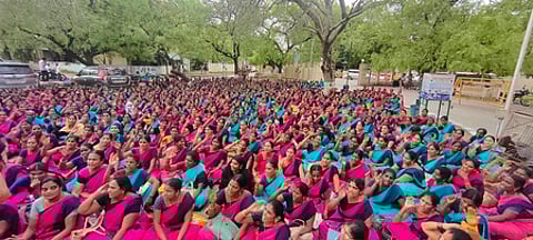 மதுரை மாவட்ட ஆட்சியா் அலுவலக வளாகத்தில் செவ்வாய்க்கிழமை காத்திருப்புப் போராட்டத்தில் ஈடுபட்ட அங்கன்வாடி ஊழியா்கள்.