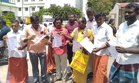 கோவை மாவட்ட ஆட்சியா் அலுவலகத்தில் மனு அளிக்க வந்த எம்.ஜி.ஆா். மாா்க்கெட் சுமைதூக்குவோா் நலச் சங்கத்தினா்.