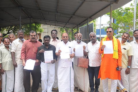 திருச்சி மாவட்ட ஆட்சியரிடம் திங்கள்கிழமை மனு அளிக்க வந்த அரங்கன் பாதுகாப்புப் பேரவை அமைப்பினா்.