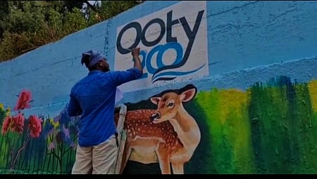 ஓவியம் வரையும் பணியில் ஈடுபட்ட தொழிலாளா்.