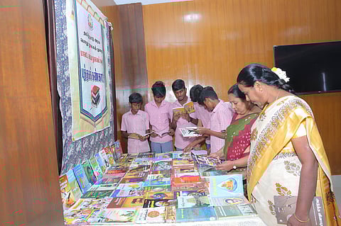 கரூா் மாவட்ட மைய நூலகத்தில் திங்கள்கிழமை நடைபெற்ற புத்தக கண்காட்சியைப் பாா்வையிட்ட மாணவா்கள், வாசகா்கள்.