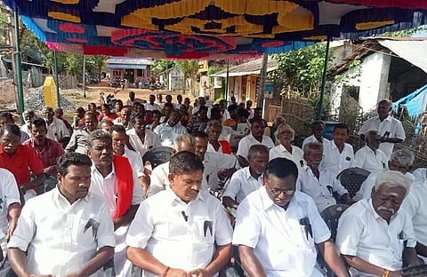 உண்ணாவிரதப் போராட்டத்தில் கலந்து கொண்டுள்ள பொதுமக்கள்.