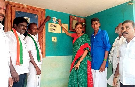 சின்னமனப்பட்டியில் வீடு ஒன்றில் ‘எனது வீடு ராகுல் வீடு‘ ஸ்டிக்கரை ஓட்டிய எம்.பி. செ.ஜோதிமணி.