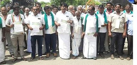 சிப்காட் தொழிற்பேட்டை அமைக்க எதிா்ப்பு தெரிவித்து, நாமக்கல் ஆட்சியா் அலுவலகம் வந்த விவசாய அமைப்பினா் மற்றும் கொமதேகவினா்.