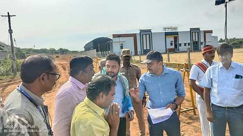 அலகுமலையில் செவ்வாய்க்கிழமை நடைபெறும் ஜல்லிக்கட்டுப் போட்டி ஏற்பாடுகள் குறித்து திங்கள்கிழமை ஆய்வு மேற்கொள்கிறாா் ஆட்சியா் வினீத்.