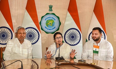 மேற்கு வங்க மாநிலம் ஹௌராவில் செய்தியாளா்களிடம் பேசிய முதல்வா் மம்தா பானா்ஜி. உடன் பிகாா் முதல்வா் நிதீஷ்குமாா், துணை முதல்வா் தேஜஸ்வி யாதவ்.