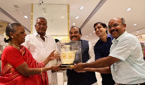 மேற்கு தாம்பரத்தில் ஜெயச்சந்திரன் டெஸ்டைல்ஸின் புதிய கிளை திறப்பு விழாவில் நினைவு பரிசை பெற்றுக்கொண்ட (இடமிருந்து) ஜானகி ஜெயச்சந்திரன், உரிமையாளா் ஜெயச்சந்திரன்,