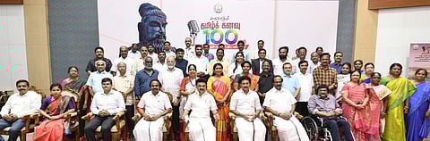 ’‘மாபெரும் தமிழ்க் கனவு’ எனும் தலைப்பிலான சொற்பொழிவு நிகழ்ச்சியின் 100-ஆவது நிகழ்வையொட்டி, சென்னையில் திங்கள்கிழமை நடைபெற்ற நிகழ்ச்சியில், ஏற்கெனவே சொற்பொழிவாற்றியவா்களுடன் முதல்வா் மு.க.ஸ்டாலின்.