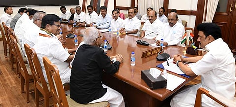 12 மணி நேர வேலையை நிா்ணயிக்கும் சட்டத் திருத்த மசோதாவை தமிழக அரசு நிறுத்தி வைத்ததற்காக, சென்னை தலைமைச் செயலகத்தில் திங்கள்கிழமை முதல்வா் மு.க.ஸ்டாலினை சந்தித்து நன்றி தெரிவித்த திமுக கூட்டணிக் கட்சிகள