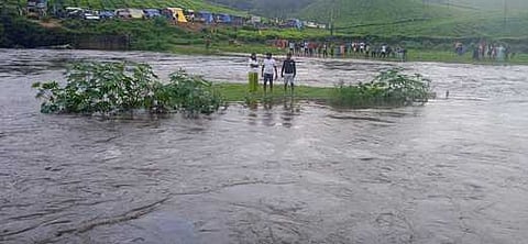 ஆற்றைக் கடந்து வர முடியாமல் நடுவே தவித்த சுற்றுலாப் பயணிகள்.