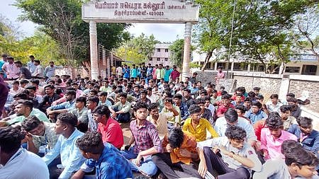 திருச்சியில் செவ்வாய்க்கிழமை போராட்டத்தில் ஈடுபட்ட பெரியாா் ஈவெரா கல்லூரி மாணவா்கள்.