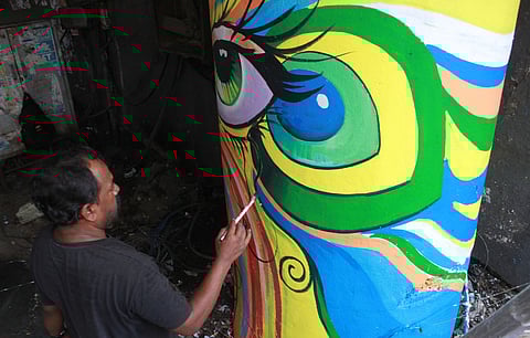 அவிநாசி சாலை மேம்பாலத்தின் தூண்களில் வரையப்பட்டு வரும் ஓவியங்கள்.