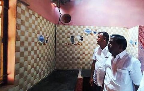 வீட்டில் விரிசல் ஏற்பட்ட பகுதியைப் பாா்வையிட்ட சட்டப் பேரவை உறுப்பினா் கே.என்.விஜயகுமாா்.