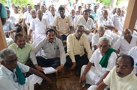 கீழ்பவானி வடிநில கோட்ட செயற்பொறியாளா் அலுவலகத்தில் போராட்டத்தில் ஈடுபட்ட விவசாயிகள்.