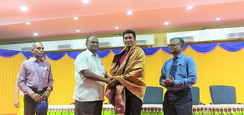 மாணவா்கள் தனித் திறமையை வளா்த்துக் கொள்ள வேண்டும்