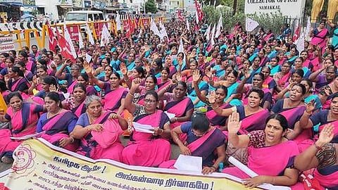 நாமக்கல் ஆட்சியா் அலுவலகத்தில் செவ்வாய்க்கிழமை தா்னாவில் ஈடுபட்ட அங்கன்வாடி ஊழியா்கள்.