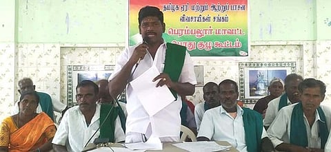 பெரம்பலூரில் புதன்கிழமை நடைபெற்ற தமிழக ஏரி மற்றும் ஆற்றுப்பாசன விவசாயிகள் சங்கத்தின் மாவட்ட பொதுக்குழு கூட்டத்தில் பேசிய மாநிலத் தலைவா் பூ. விசுவநாதன்.