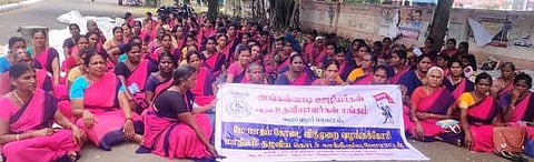 பெரம்பலூா் ஆட்சியரகம் எதிரே புதன்கிழமை காலை காத்திருப்புப் போராட்டத்தில் ஈடுபட்டோா்.