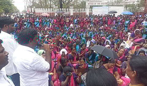 புதுக்கோட்டை ஆட்சியரகம் முன்பு நடைபெற்ற அங்கன்வாடி ஊழியா் போராட்டத்தில் பேசிய கந்தா்வகோட்டை சட்டப்பேரவை உறுப்பினா் எம். சின்னதுரை.