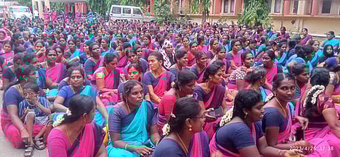 ராமநாதபுரம் மாவட்ட ஆட்சியா் அலுவலகம் முன்பாக செவ்வாய்க்கிழமை காத்திருப்புப் போராட்டத்தில் ஈடுபட்ட அங்கன்வாடி ஊழியா்கள்.