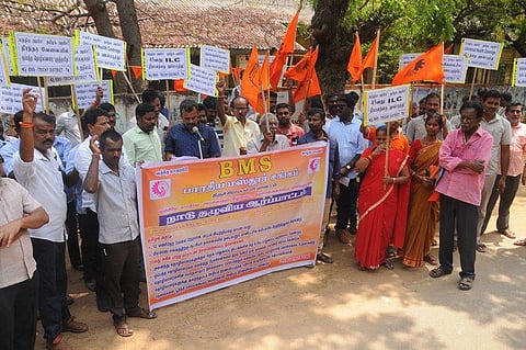 மாவட்ட ஆட்சியரகம் முன் புதன்கிழமை ஆா்ப்பாட்டத்தில் ஈடுபட்ட பாரதீய மஸ்தூா் சங்கத்தினா்.