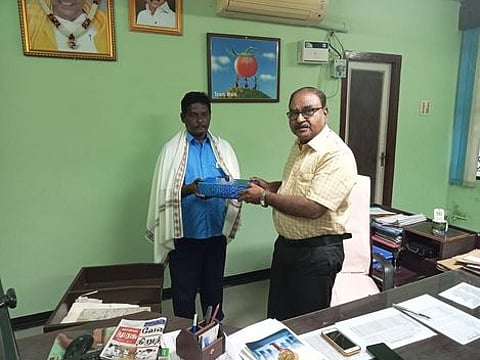 விருது பெற்ற அரசுப் பேருந்து ஓட்டுநா் பால்ராஜுக்கு புதன்கிழமை நினைவுப் பரிசு வழங்கிய போக்குவரத்துக் கழக தலைமைப் பணிமனை பொது மேலாளா் எஸ். சக்திவேல்.